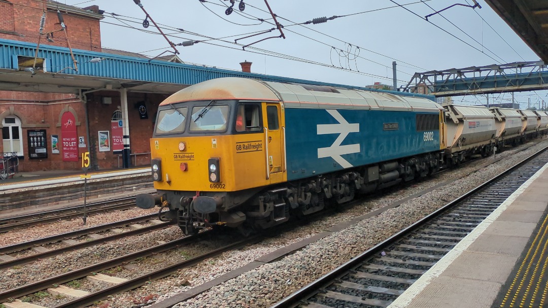 kieran harrod on Train Siding: GBRF converted class 69 69002 (56057) 'Bob Tiller CM&EE' running 6E86 Middleton towers to Monk Bretton Redfearns
sand train heading...