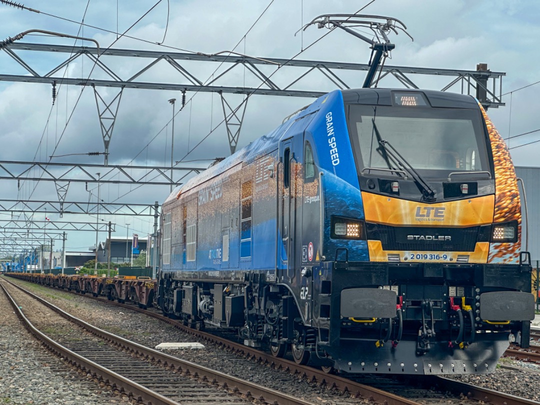 De GoederenMeester on Train Siding: Vandaag een lege containerset overbrengen van de Europoort naar het Groningse Onnen.