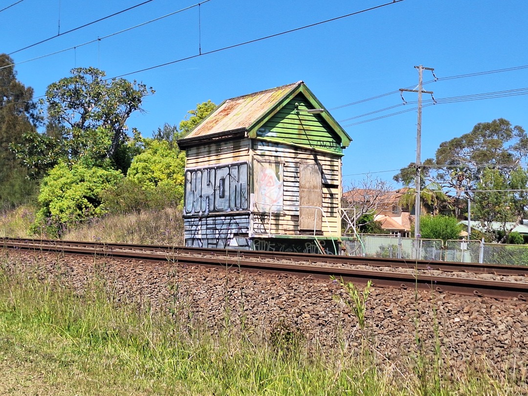 Caitlyn Maree Attard on Train Siding: #lineside this beauty came roaring through today as I was assisting the NSW Police in a landsearch of a missing person.
So...