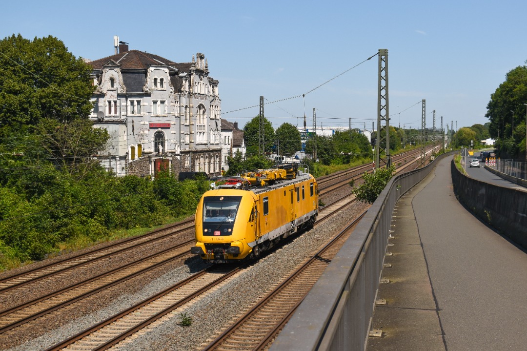 NL Rail on Train Siding: DB InfraGO 711 109 rijdt langs de Hausberger Str. in Porta Westfalica onderweg richting Bad Oeynhausen.