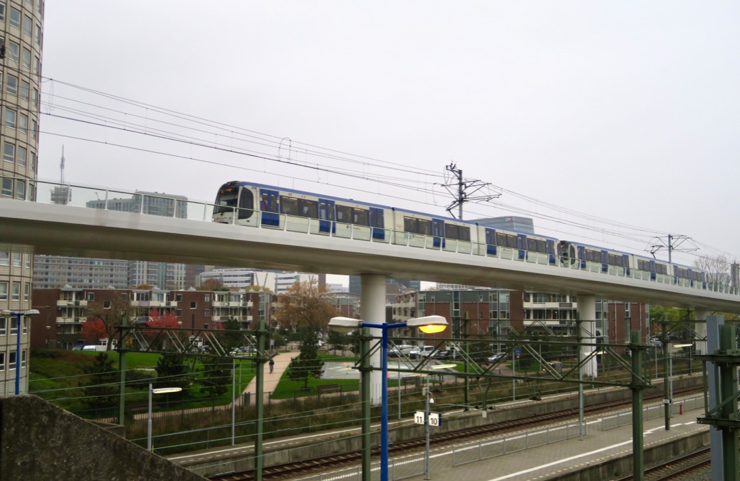 Arnout Uittenbroek on Train Siding: Randstadrail vertrekt uit Den Haag CS bovengronds en komt in Rotterdam CS ondergronds aan.