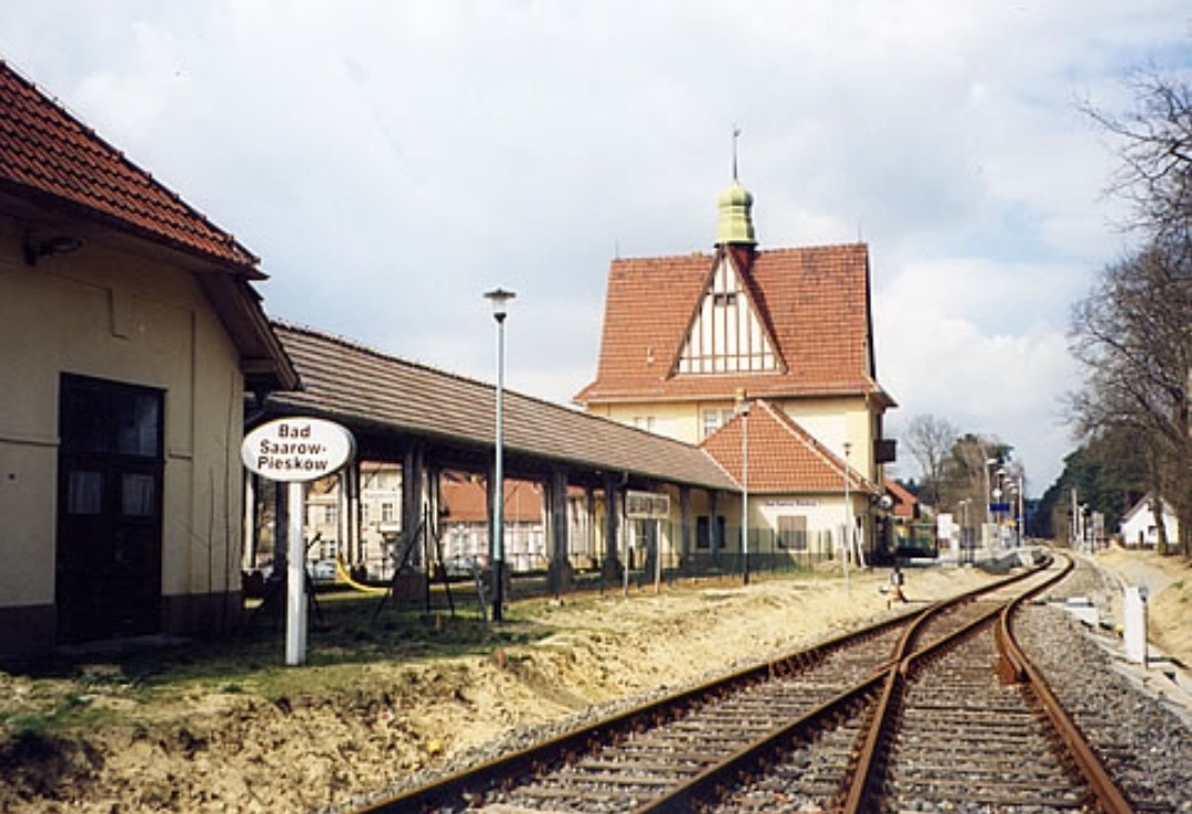 Affen Gamer on Train Siding: Der Bahnhof Bad Saarow wurde am 03.06.1911 als Saarow Ost auf der Strecke Fürstenwalde-Beeskow eröffnet im April 1945
wurde der Bahnhof...