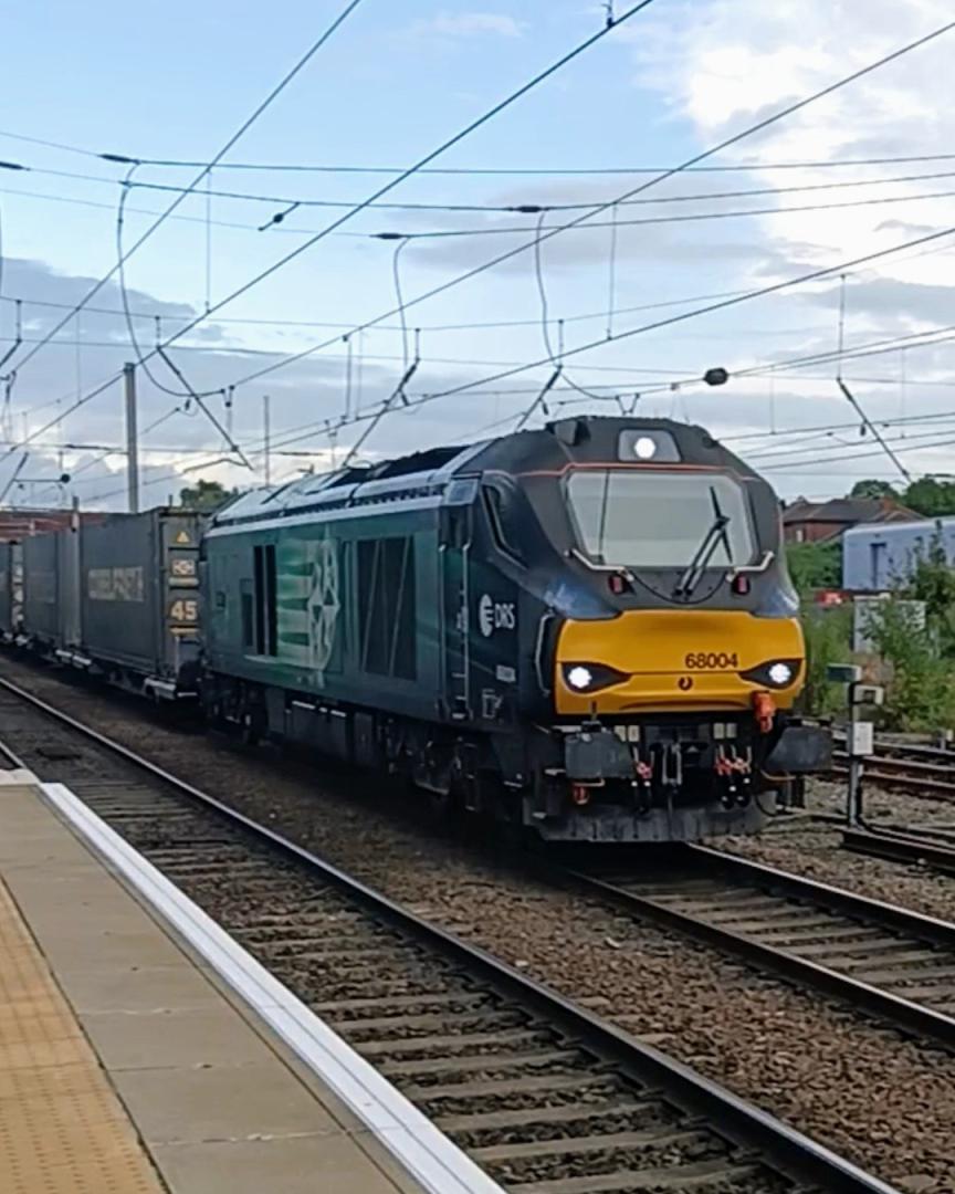 TrainGuy2008 🏴󠁧󠁢󠁷󠁬󠁳󠁿 on Train Siding: I have had a hellfire day in Warrington Bank Quay today.. double headed Class 50s, a triple headed
90+66...