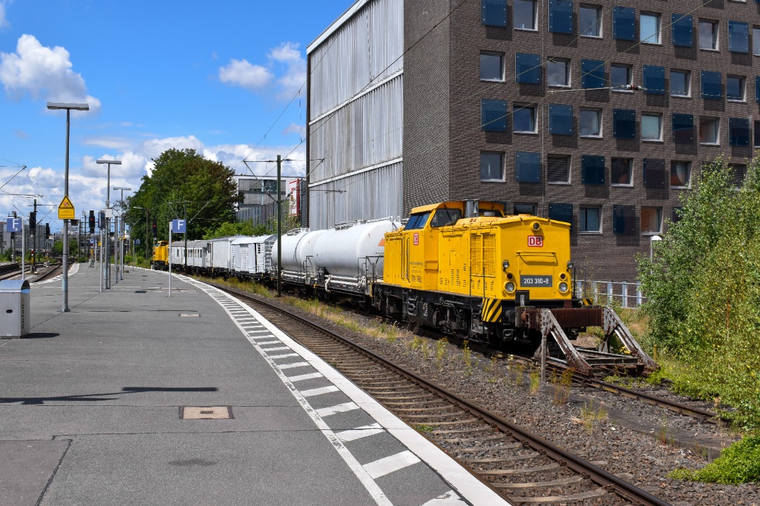 NL Rail on Train Siding: DB Netze 203 310 met sproeitrein tegen onkruid en DB Netze loc 203 316 wachten op Hannover Hbf op een volgende inzet.