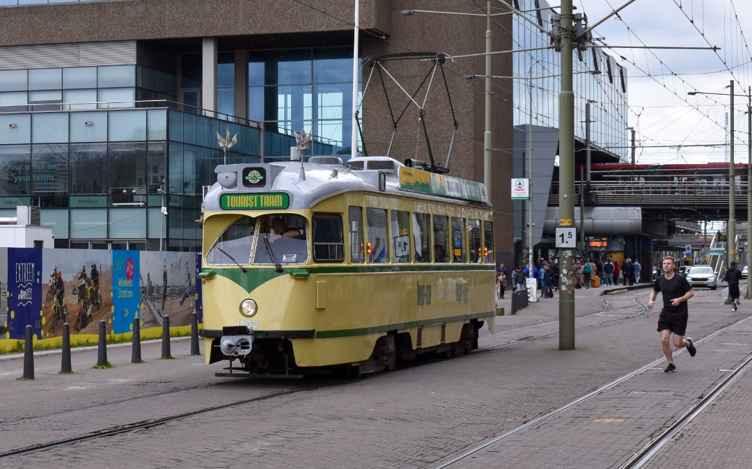 NL Rail on Train Siding: HOVM 1193 rijdt als Touristen tram langs station Den Haag Centraal onderweg naar Den Haag Gravenstraat.