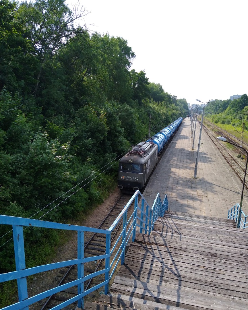 Polishtrainspotter on Train Siding: ET21-20 preparing to detach from 10 chemical wagons. The electric locomotive is going to be replaced by a diesel one due to
lack of...