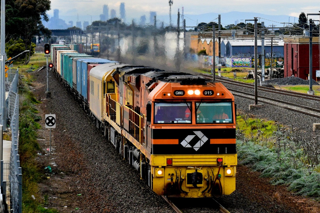 Shawn Stutsel on Train Siding: Aurizon's GWU015 and ACB4403 rumbled through Williams Landing, Melbourne with 9751v, the first half of 7MP1, Intermodal
Service bound...