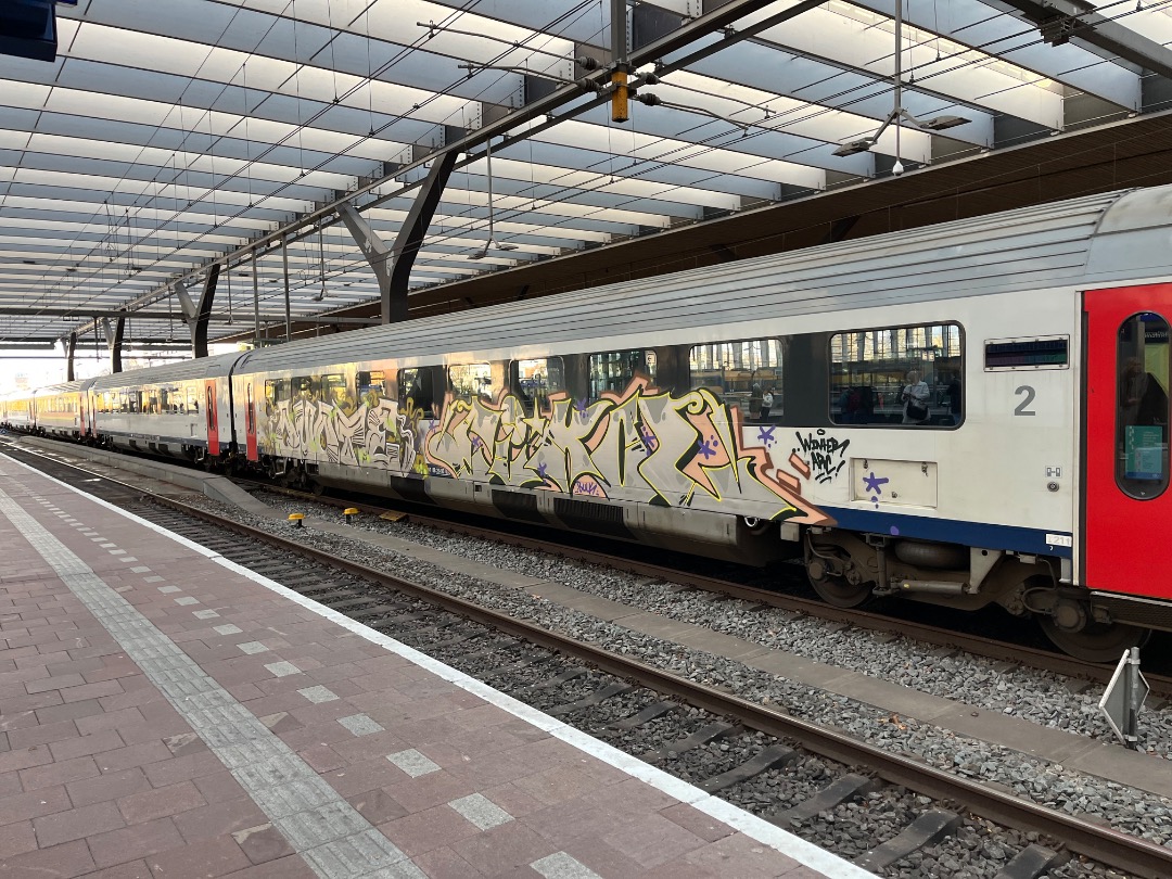 Joran on Train Siding: Een toekomstige Eurocity genomen met 2 ex-NS-locomotieven die in NMBS huisstijl gebracht zijn, graffiti en een LGBT vlag genomen in
Rotterdam...