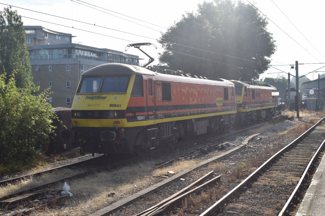 Hardley Distant on Train Siding: CURRENT: 90041 (Front) and 90006 'Modern Railways Magazine/Roger Ford' (Behind) are seen stabled in the Siding next
to Platform 1 at...