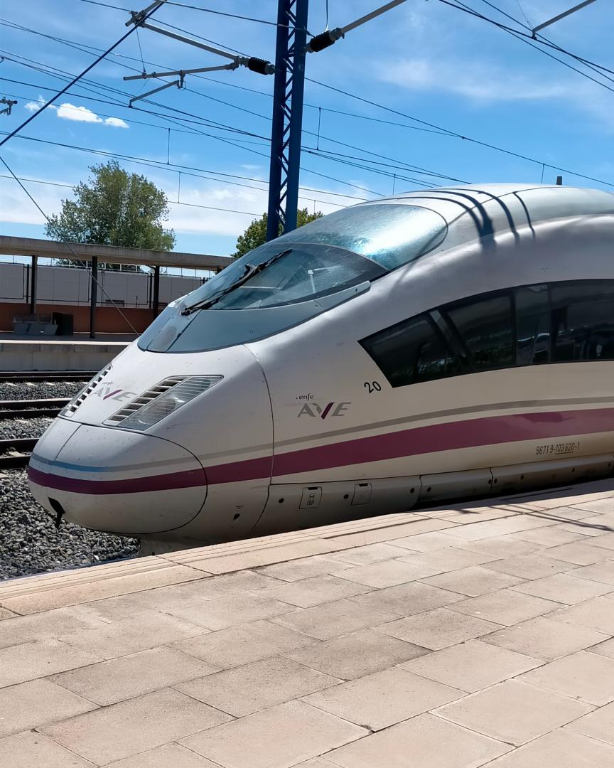 Eze on Train Siding: Renfe s103 at Guadalajara - Yebes with destination Madrid Puerta de Atocha. This train was doing the Barcelona Sants - Madrid Atocha with
stops...