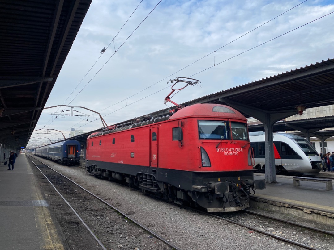 Marius Panduru on Train Siding: "Phoenix" 5100 kw, factoried at "Softronic" , Craiova, Romania. North Railstation Bucharest.