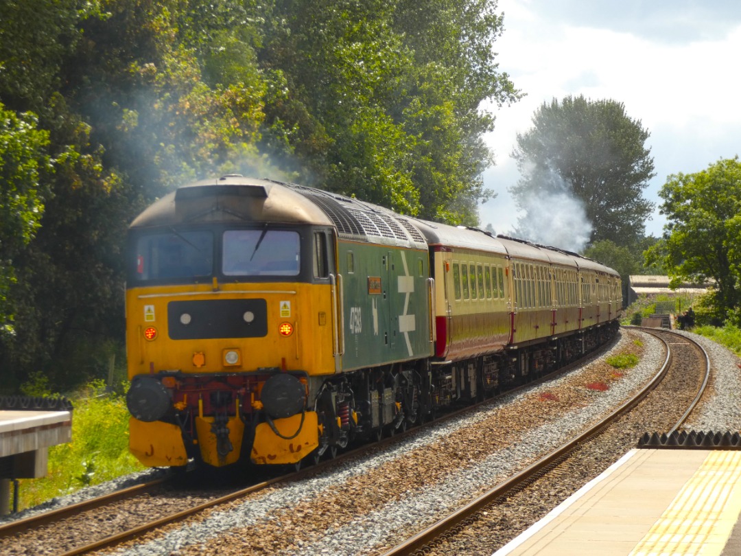 Jacobs Train Videos on Train Siding: Sir Nigel Gresley with #47593 on the back is seen storming through Marsh Barton station yesterday working a railtour
from...