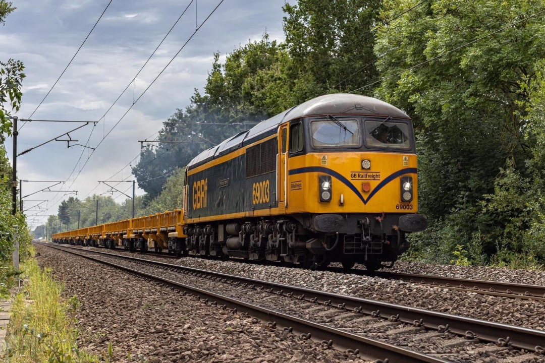 Inter City Railway Society on Train Siding: Running some 50 minutes late, GB’s 69003 “The Railway Observer” passes Arksey with today’s
6N71 1145 Doncaster Up...