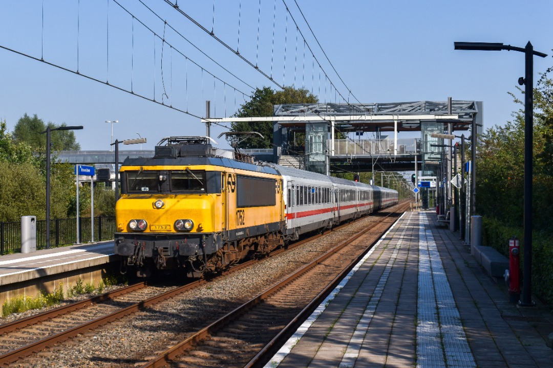 NL Rail on Train Siding: NSI 1752 komt met IC Berlijn door station Hoevelaken gereden. De trein is onderweg vanuit Berlijn als IC 146 naar Amsterdam Centraal.