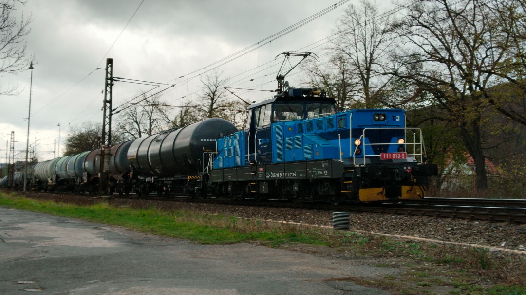 Davca ☑️ on Train Siding: Two Orange locomotives " hrbatka" operated by SD kolejová doprava in ČEZ livery and rare locomotive "
žehlička" operated by čd Cargo...