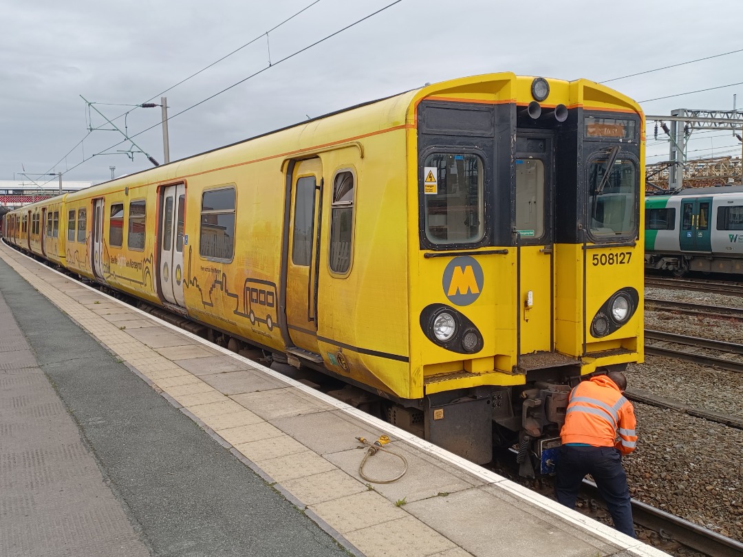 Trainnut on Train Siding: #photo #train #diesel #emu #dmu #station Celebrity Hst power cars, 508127 and 507005 going for scrap with 37884, Avanti Supervoyager,
158773...