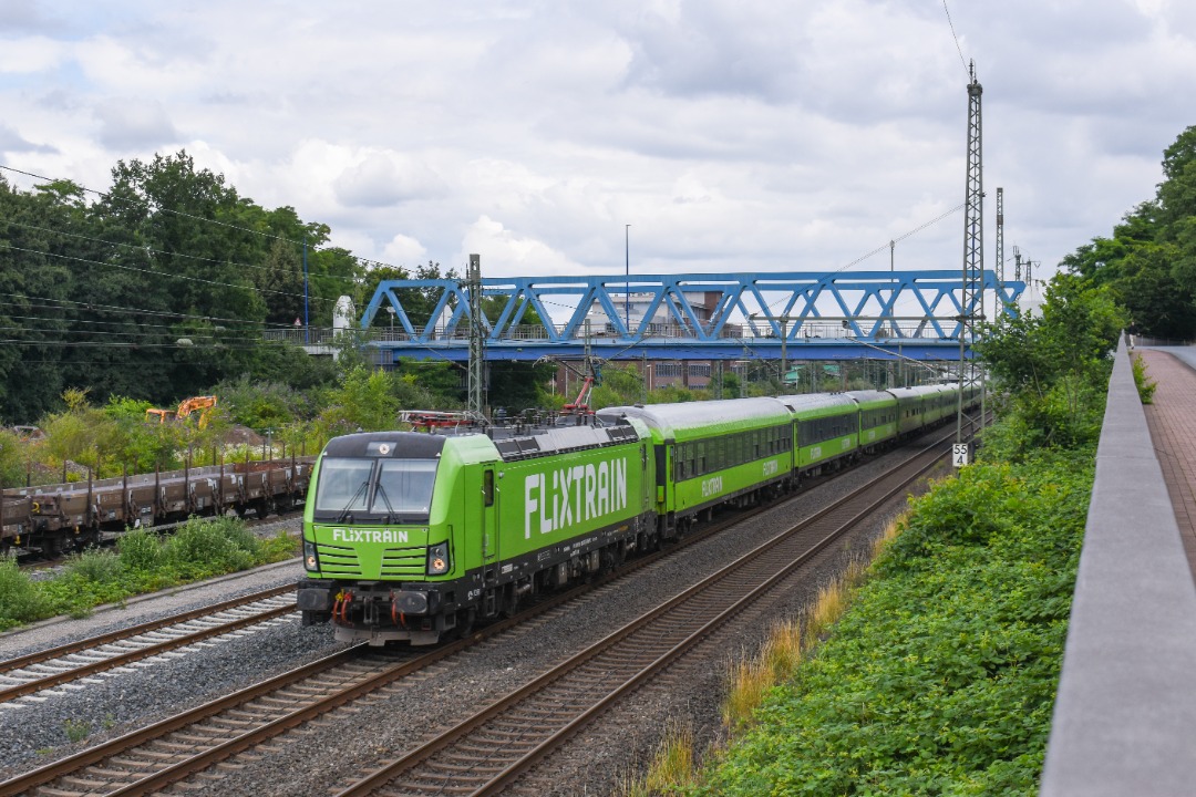 NL Rail on Train Siding: FlixTrain 193 862 komt met FLX 1230 uit Dresden Hbf naar Aachen Hbf langs de Albert-Hahn-Straße in Duisburg gereden.