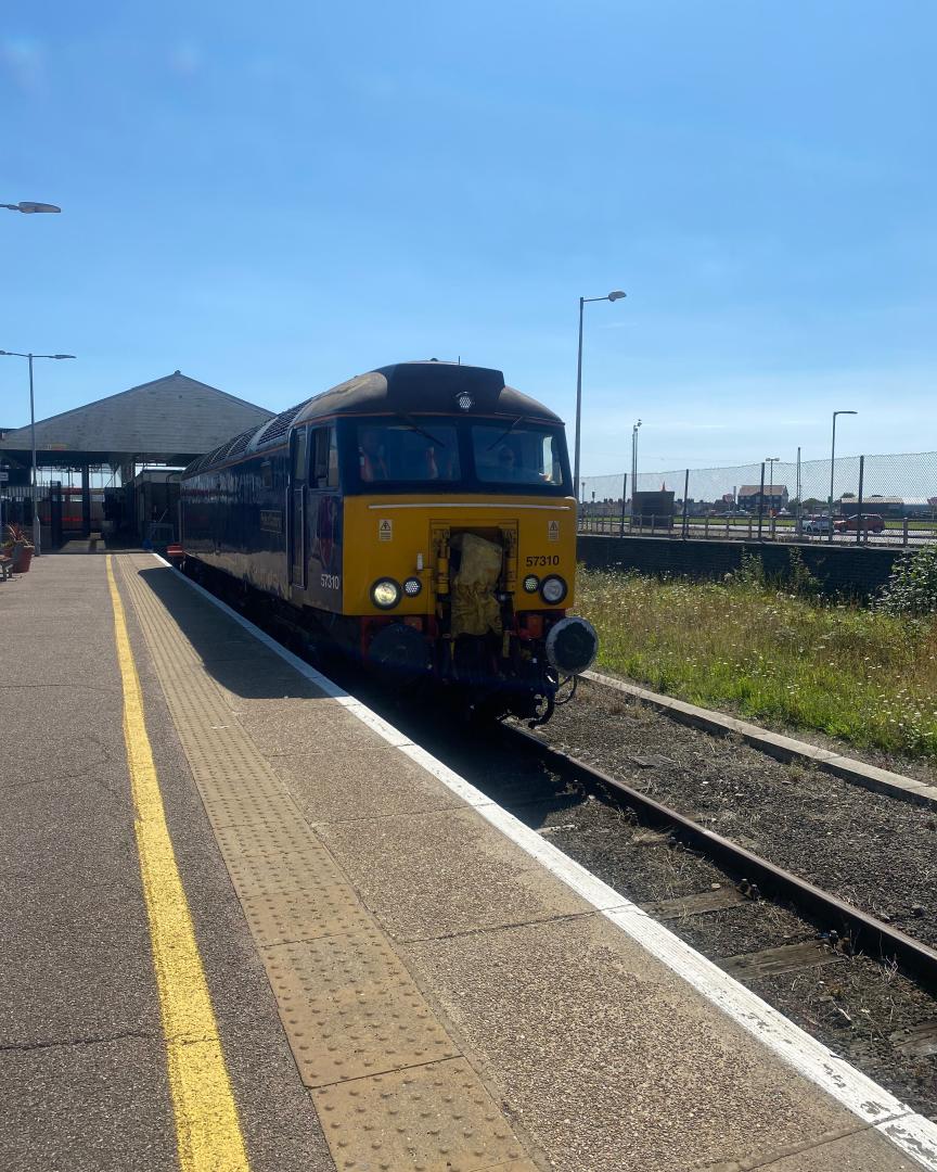 Teddy Mines on Train Siding: #trainspotting class57 57310 going from stow market DGL to stow market DGL at Great Yarmouth