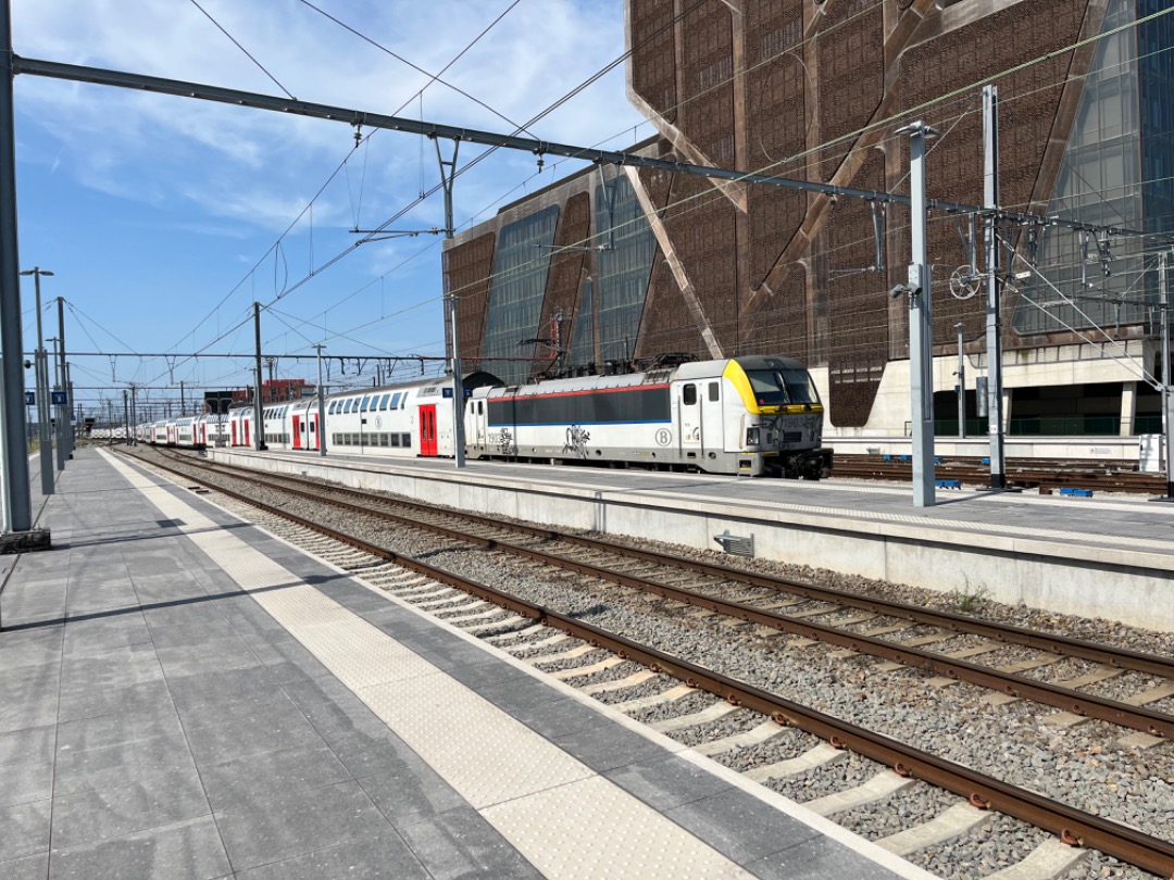 Joran on Train Siding: 2 dubbeldekkers met 2 verschillende voorkanten en een dubbeldekker met een locomotief genomen in Hasselt.