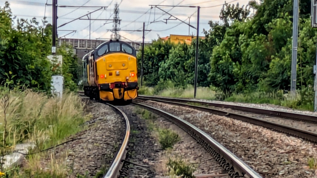 kieran harrod on Train Siding: Colas 37610 + HNRC 37405 through Moat hills LC heading towards Doncaster on 0Z37 Millerhill - Derby RTC this afternoon.
18/06/24.