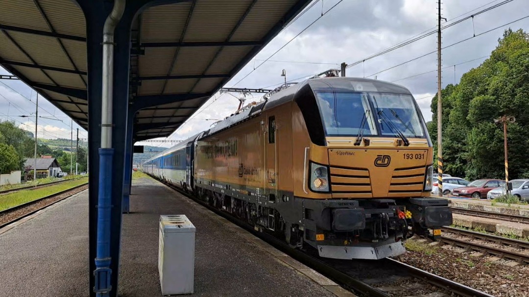 Worldoftrains on Train Siding: On the first photo are 2 locomotives that are called bardotka from ids cargo and in the second photo is golden br 193 (vectron)
which is...