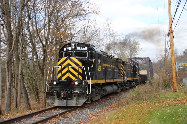 Ravenna Railfan 4070 on Train Siding: WNYP ME-1 to Oil City with ex CP C424 and ex SP&S C425 427. Part 1 of the chase here exiting Meadville, PA