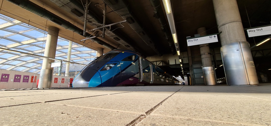 Tom Lonsdale on Train Siding: #TPExpressTrains 802217 at Manchester Victoria awaiting departure for Newcastle #GricerLife #trainspotting #TransPennineExpress
#Class800...