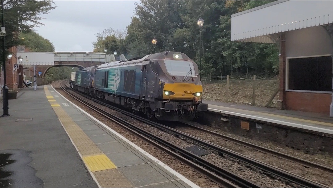 DJ Scania RigRider on Train Siding: 68017 "Hornet" & 68033 "The Poppy 🌹" running 6M95 Dungeness British Energy to Crewe Coal Sidings
(DRS)