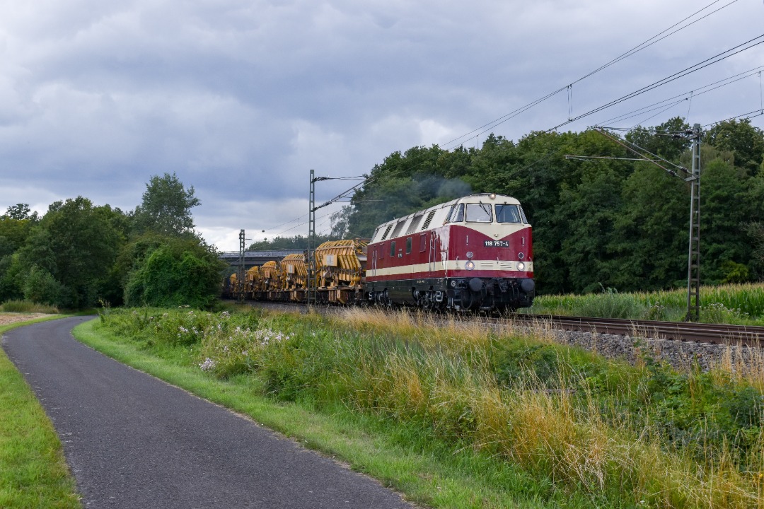 NL Rail on Train Siding: Ik bezocht deze stek in Westbevern voor omgeleide IC Berlijn met DB 101 loc. De trein op deze foto kwam onverwacht uit de andere
richting langs.