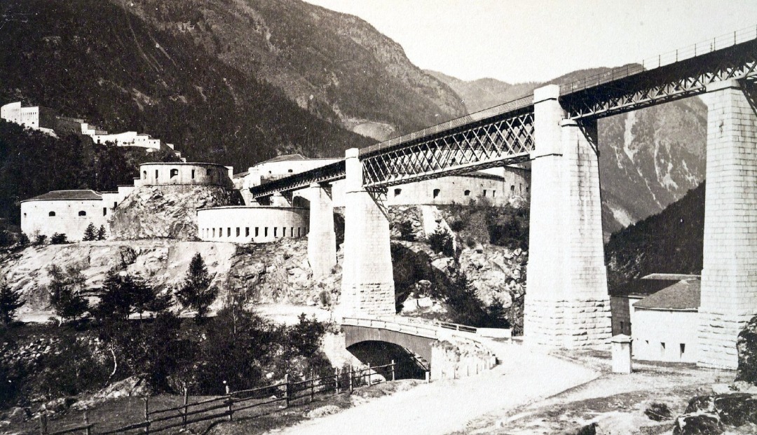 Adam L. on Train Siding: The daily morning commuter shuttle from Lienz in Austria 🇦🇹 to Fortezza 🇮🇹 passes over the Fiume Isarco river on the
Isarco...