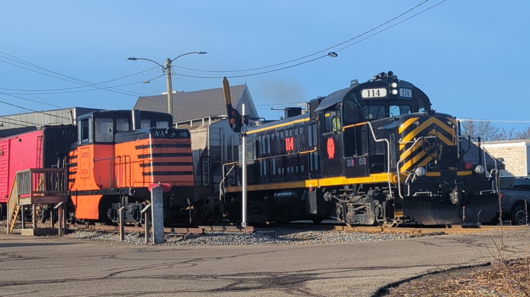 CaptnRetro on Train Siding: Arcade's "New" Alco RS3M chuffs onward past the shortline's first ever diesel - GE 44 ton switcher #110, one of
the first 13 44 tonners...