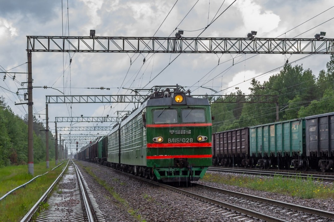 CHS200-011 on Train Siding: VL15S-028 travels with a freight train through the Gory station. VL15 was the most powerful DC electric freight locomotive in the
USSR,...