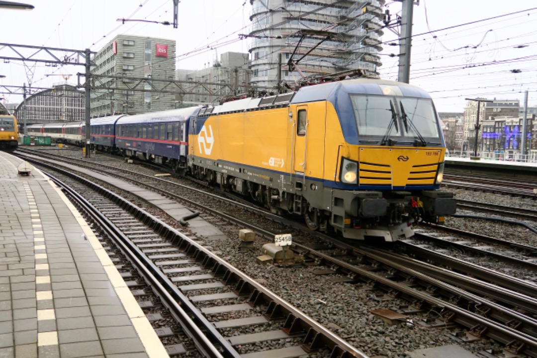 Arnout Uittenbroek on Train Siding: Per 12/12 is er een nieuwe slaaptrein naar Zürich bijgekomen. Hier in Amsterdam CS vandaag.