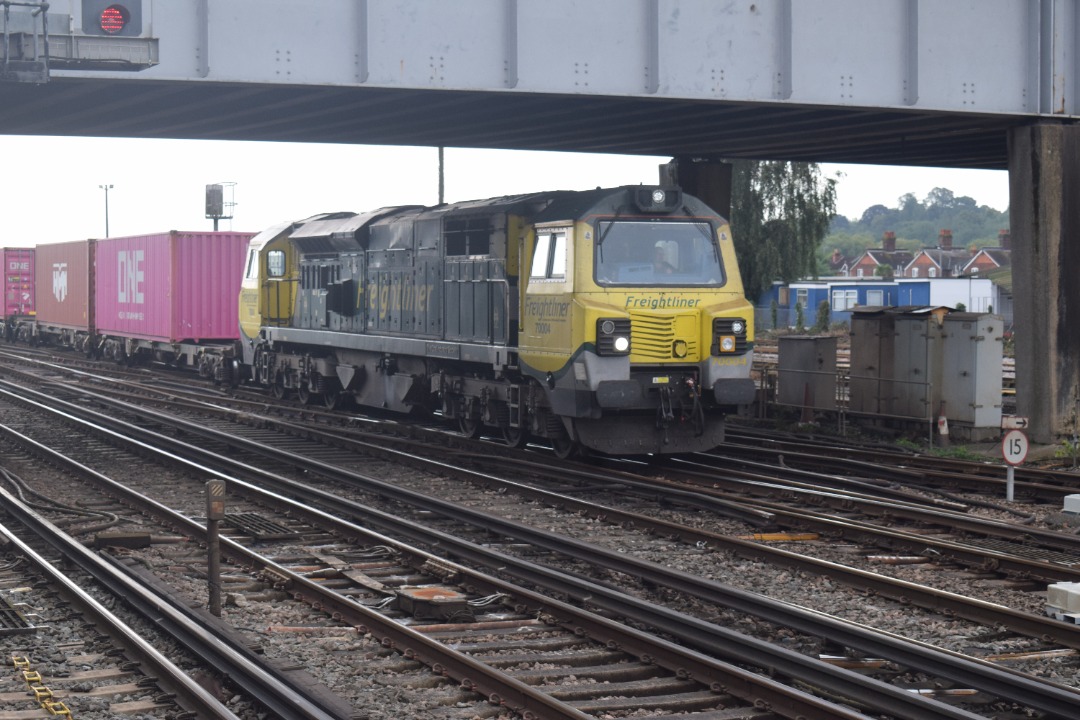 Hardley Distant on Train Siding: CURRENT: 70004 'The Coal Industry Society' approaches Eastleigh Station today with the 4O18 04:24 Lawley Street
Freightliner Terminal...