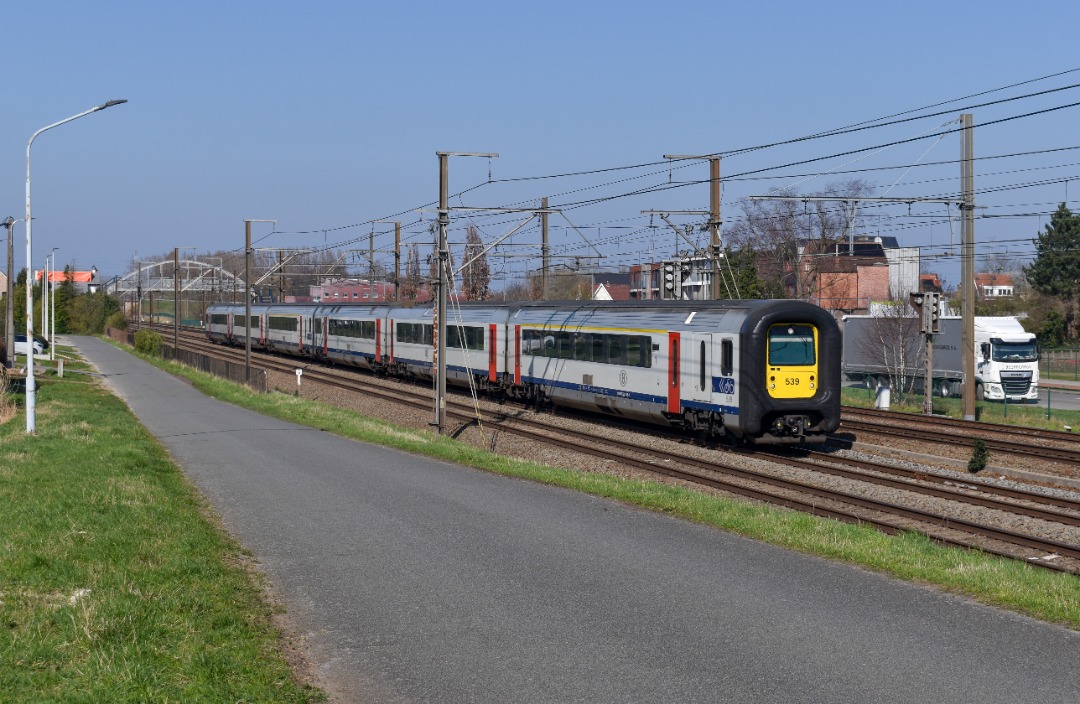 NL Rail on Train Siding: NMBS 539 en 559 komen langs de Waarloossteenweg in Duffel gereden als IC 2613 naar Leuven, Diest en Hasselt.