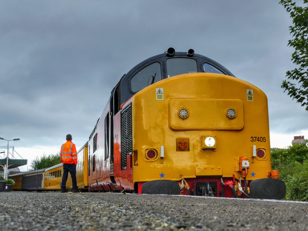 The Jamster on Train Siding: Harry Needle on hire to Colas Rail 37405 stands at Llandudno Junction while the driver waits for a member of train crew. This was
working...