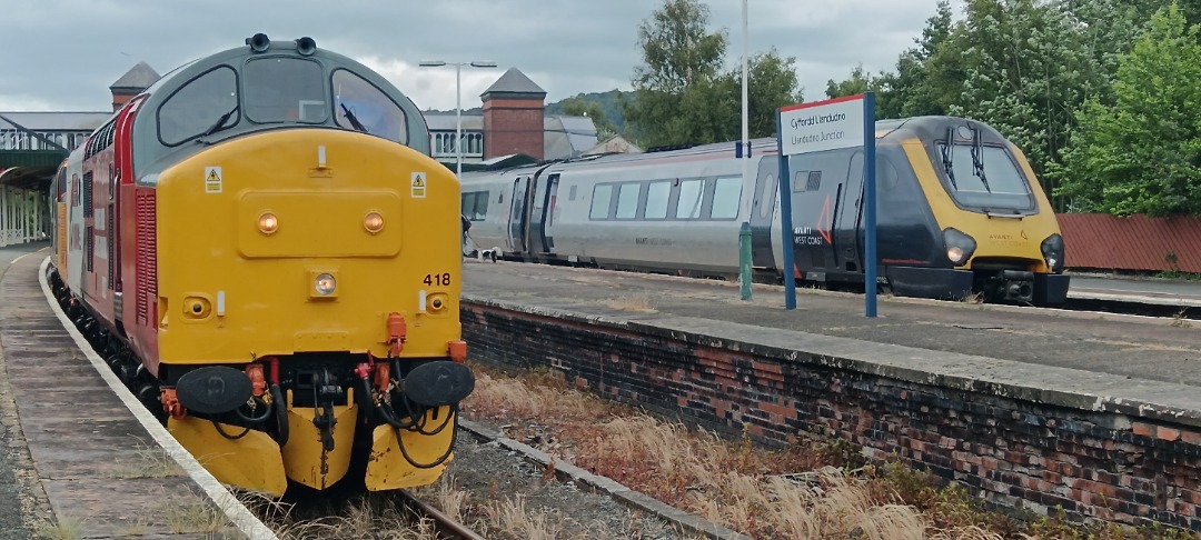 TrainGuy2008 🏴󠁧󠁢󠁷󠁬󠁳󠁿 on Train Siding: It's been a great day up here in North Wales; we had FOUR Class 37s in one day; 37884, 37608,
37508 and 37418!