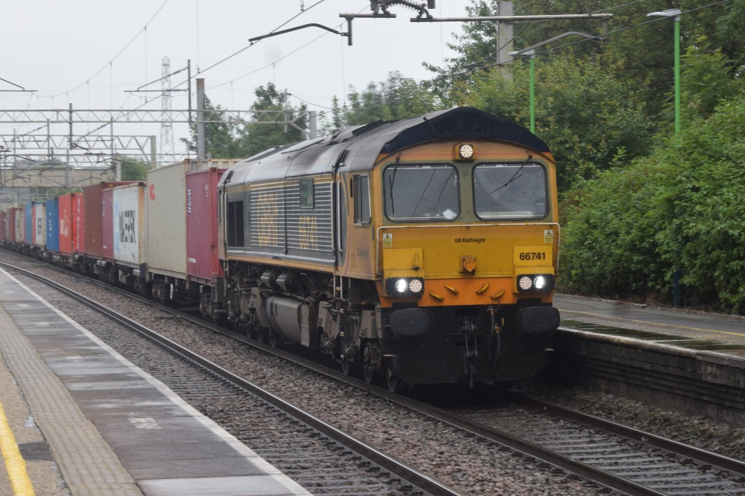 Hardley Distant on Train Siding: CURRENT: 66741 'Swanage Railway' passes through Acton Bridge Station today with the 4M61 02:20 Felixstowe North to
Ditton O'Connor...