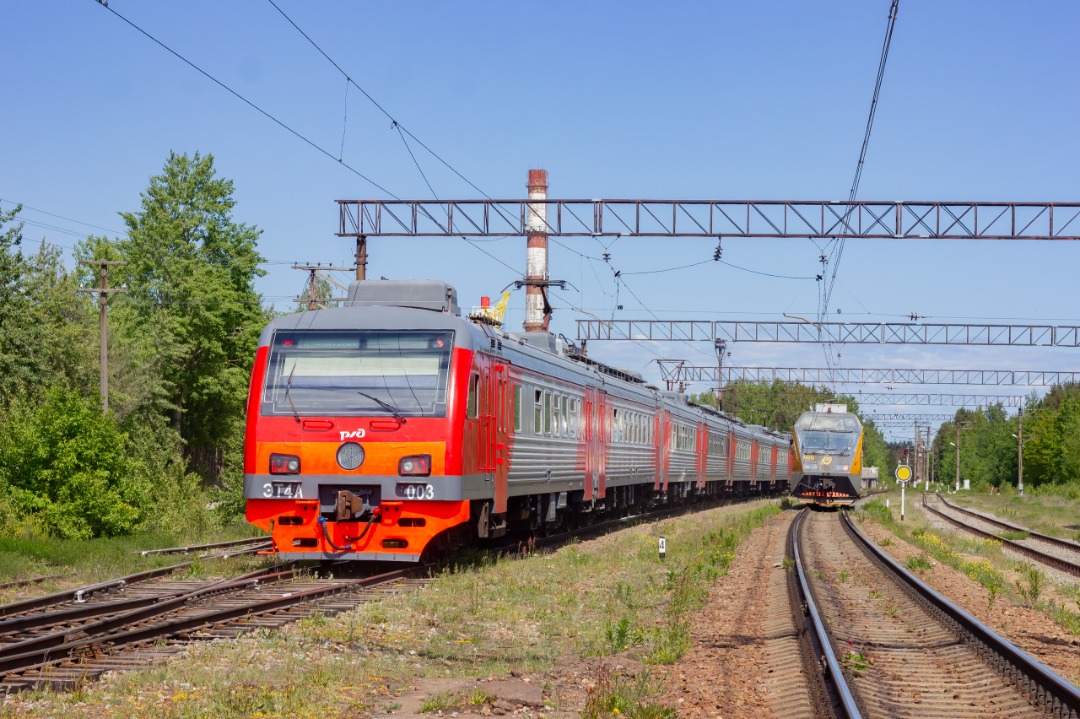 CHS200-011 on Train Siding: Electric train ET4A-003 and mobile diagnostic complex "SUDPK" Sever-09 at Kalinishche station, Leningrad region.