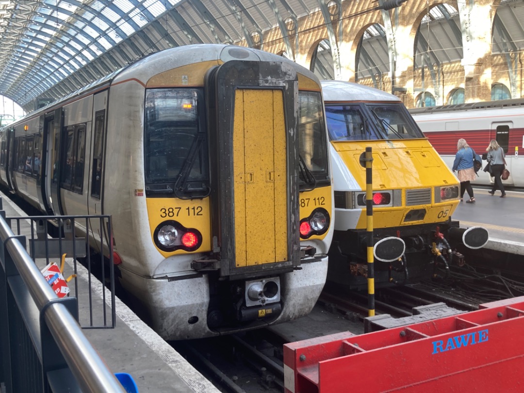 Theo555 on Train Siding: 3rd and final post for this London trip, and this leg was absolutely epic as I took my first trip onboard an LNER Azuma, always wanted
to ride...