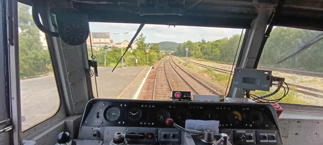 TrainGuy2008 🏴󠁧󠁢󠁷󠁬󠁳󠁿 on Train Siding: Today I saw the third Statesman of the year, hauled by 47593 and 47712, and I managed to cab 47593!!