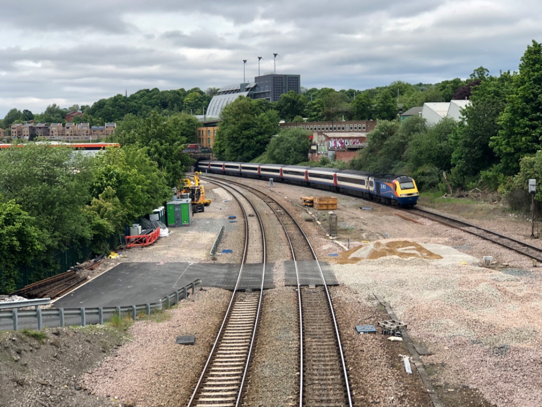 6j57 on Train Siding: #trainspotting East Midlands railway intercity -125 vice 7 car Plastic crap 43089 puts the power down on departure form Sheffield with
43060 on...