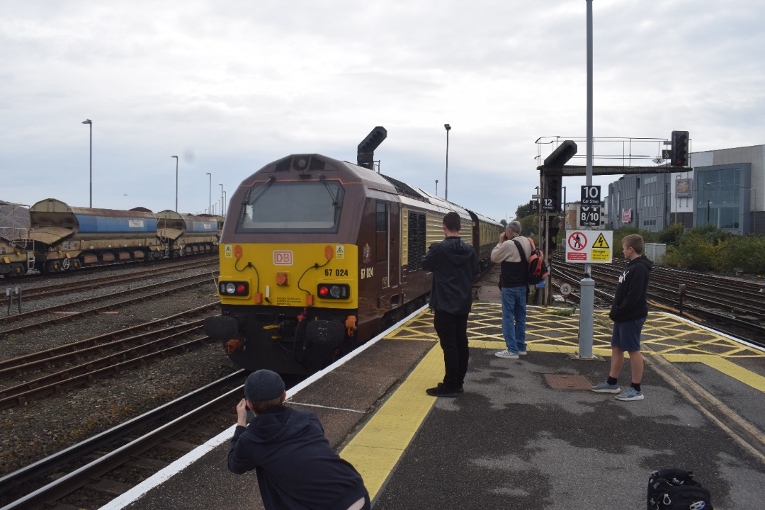 Hardley Distant on Train Siding: CURRENT: 67021 (Front - 1st Photo) and 67024 (Rear - 2nd Photo) pass through Eastleigh Station today with the 5Z83 10:57
Chichester to...