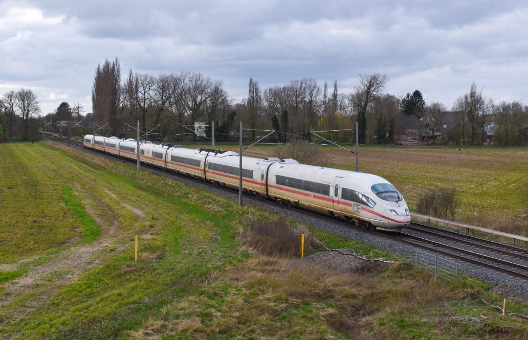 NL Rail on Train Siding: DB ICE stel 4602 rijdt als ICE 127 naar Düsseldorf Hbf en Frankfurt Am Main Hbf langs Baumannstraße in Emmerich.