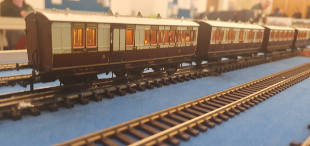 Timothy Shervington on Train Siding: @MistaMatthews here are some photos of my Hattons Genesis Coaches. I am tempted to buy more.