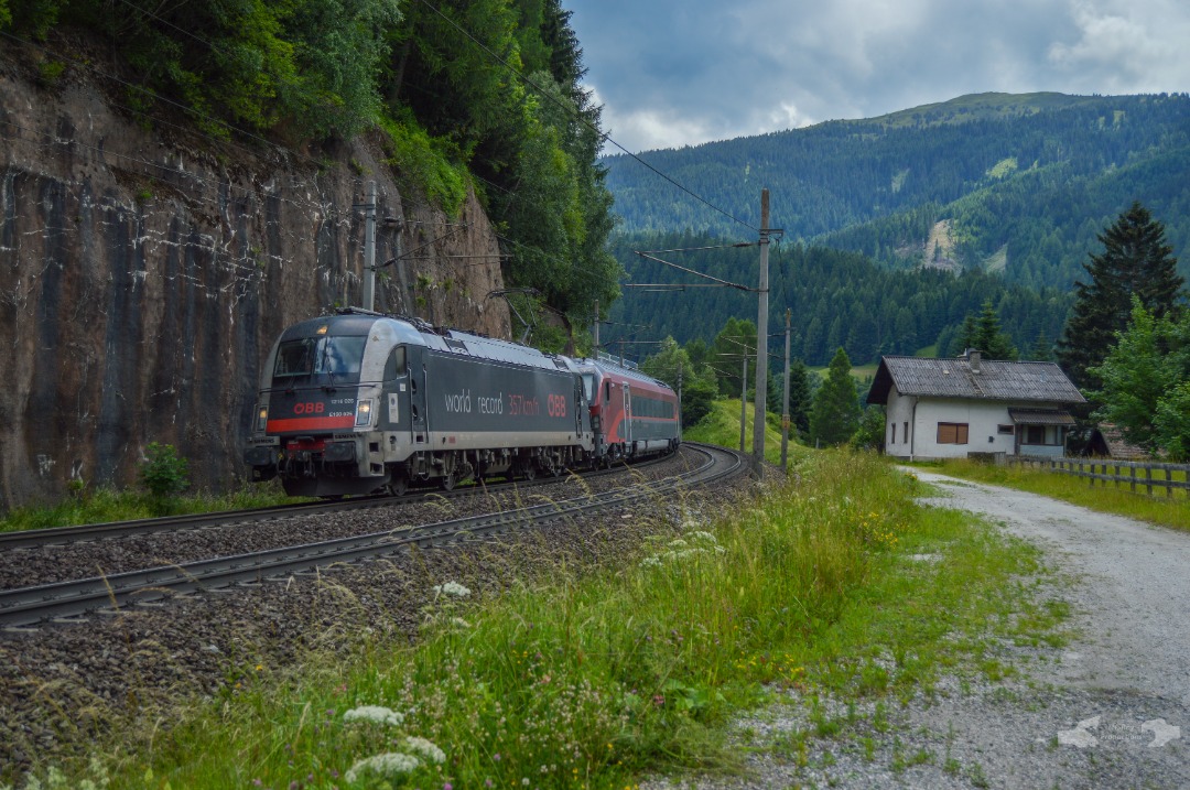 Adam L. on Train Siding: One of many ÖBBs 1216 Class electrics, numbered 025 is seen pulling the daily Verona Puerta Nova 🇮🇹 to Munich 🇩🇪
RailJet train...