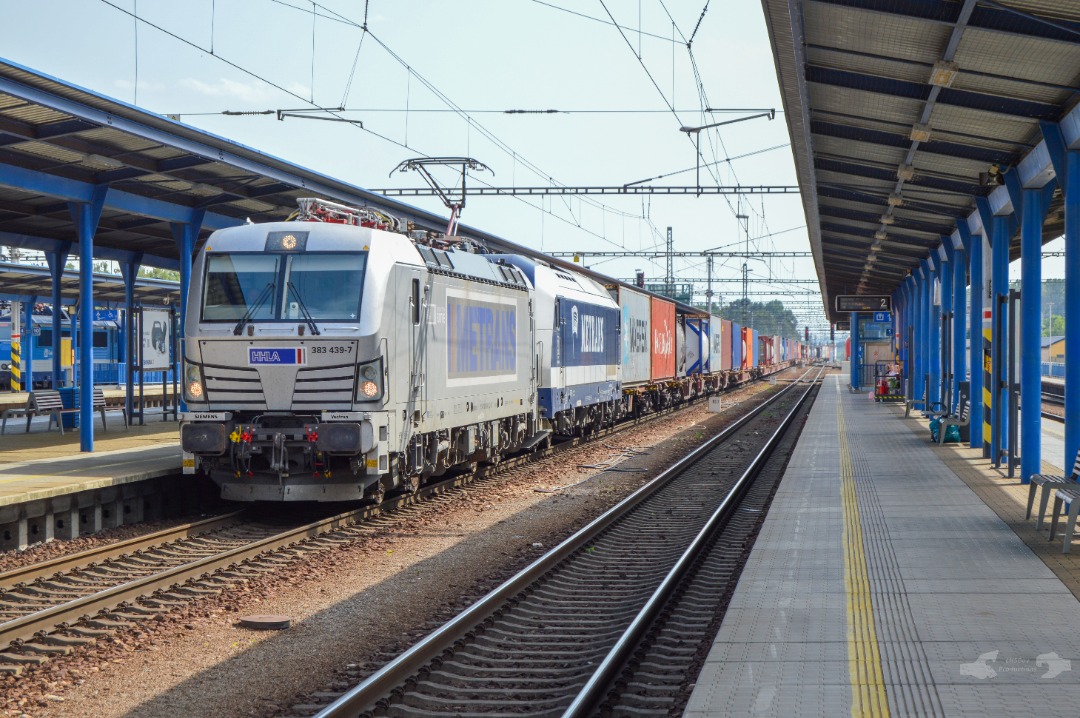 Adam L. on Train Siding: An Metrans Vectron with an Siemens Built 4 Axle Diesel, passes the Břeclav platforms as it slowly creeps towards the stations freight
yard...