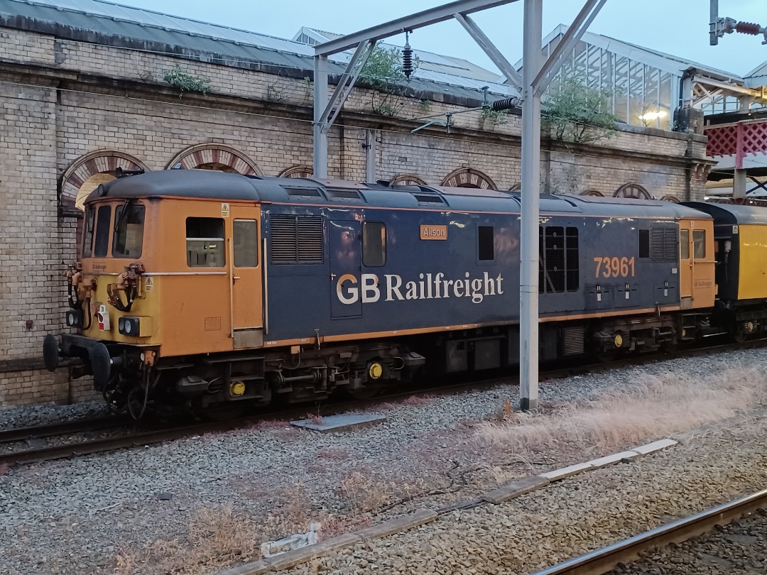 Trainnut on Train Siding: #photo #train #steam #diesel #electric Crewe today 90028 on postal, 73961 on a test train, 45231 Sherwood Forester on a railtour via
Chester.