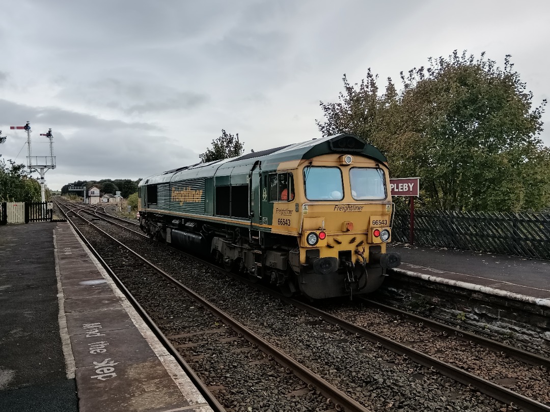 Whistlestopper on Train Siding: Freightliner class 66/5 No. #66543 standing in Appleby station this evening whilst working a route learner service. The
'shed' arrived...