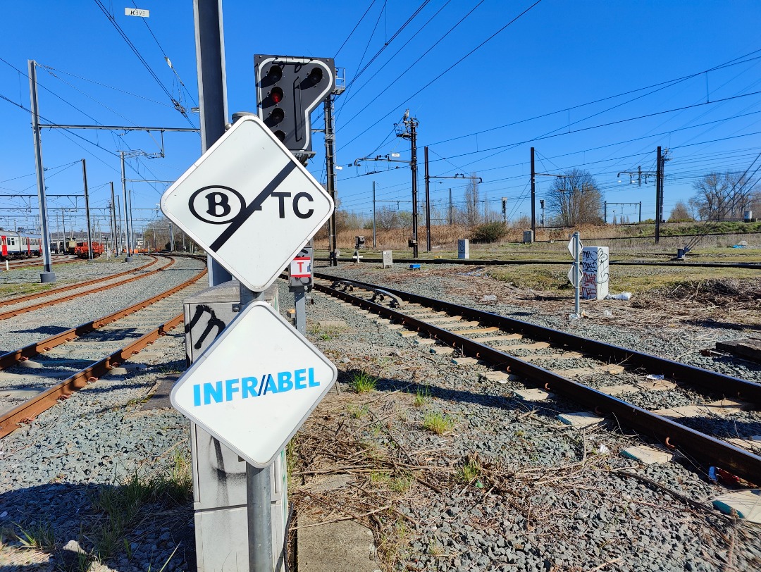 Belgian Railroader on Train Siding: Leaving SNCB network and coming onto the mainline Infrabel network. #shuntingyard #shunter #depot #sncb #nmbs #depot